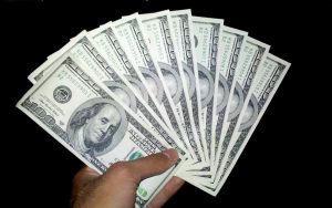 سعر الدولار اليوم الأربعاء 26 أغسطس 2026 في البنوك المصرية 6 Us dollars one hundred banknotes