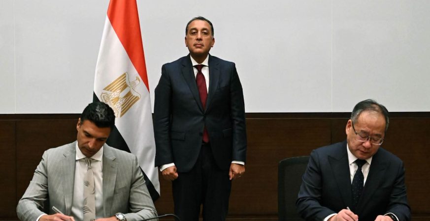 باستثمارات 2 مليار دولار.. توقيع مذكرة تفاهم بين وزارة الصناعة ومجموعة «لينج لونج» الصينية لإنشاء مجمع صناعي متكامل لإنتاج إطارات السيارات 5 FB IMG 1788455998233