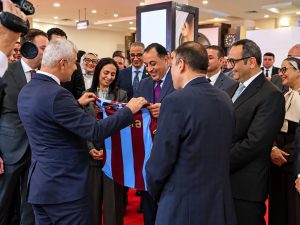 هدية محمد صلاح لرئيس الوزراء